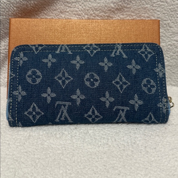 Fashion Inspired Item (WALLET) - Picture 2 of 5